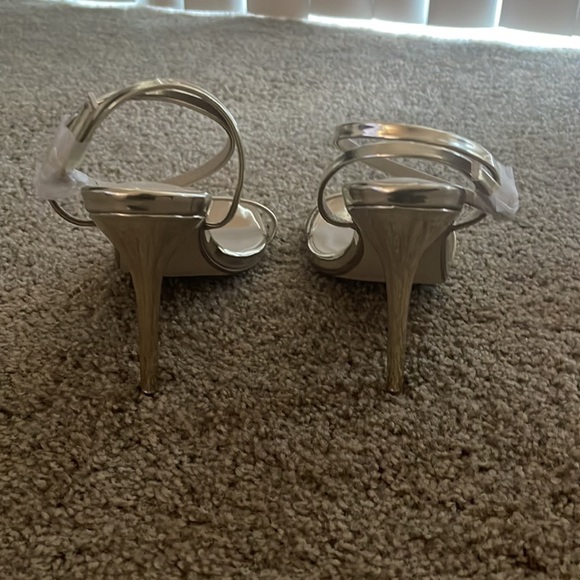 New Boohoo gold strappy sandals size 7 no box - Picture 3 of 5